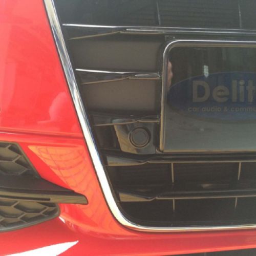 Sensores delanteros integrados en la parrilla como los orginales.