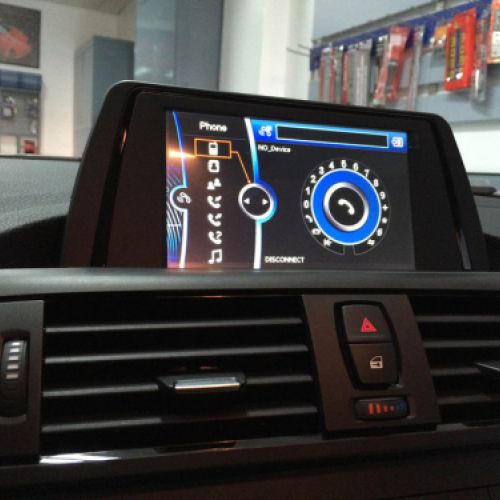 Manos libres Bluetooth integrado.