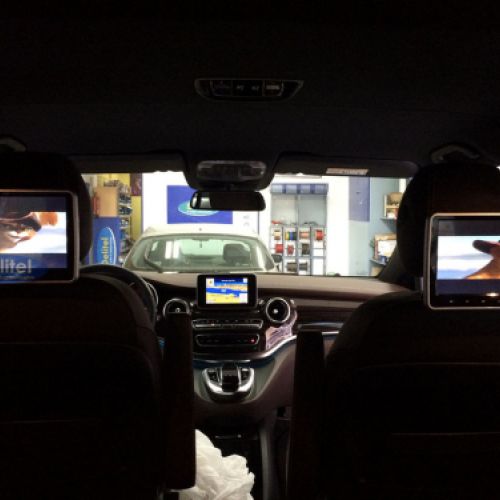 Reproductor multimedia, altavoz propio, salida de radiofrecuencia y cascos.